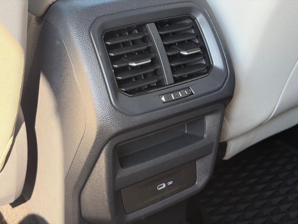 2025 Volkswagen Taos SE FWD