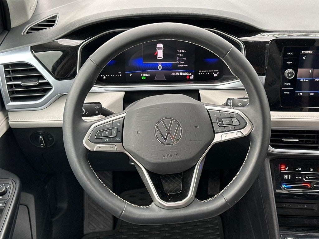 2025 Volkswagen Taos SE 4MOTION