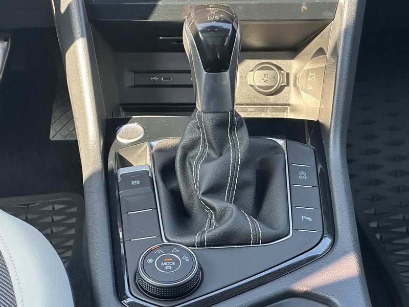 2025 Volkswagen Taos SE 4MOTION