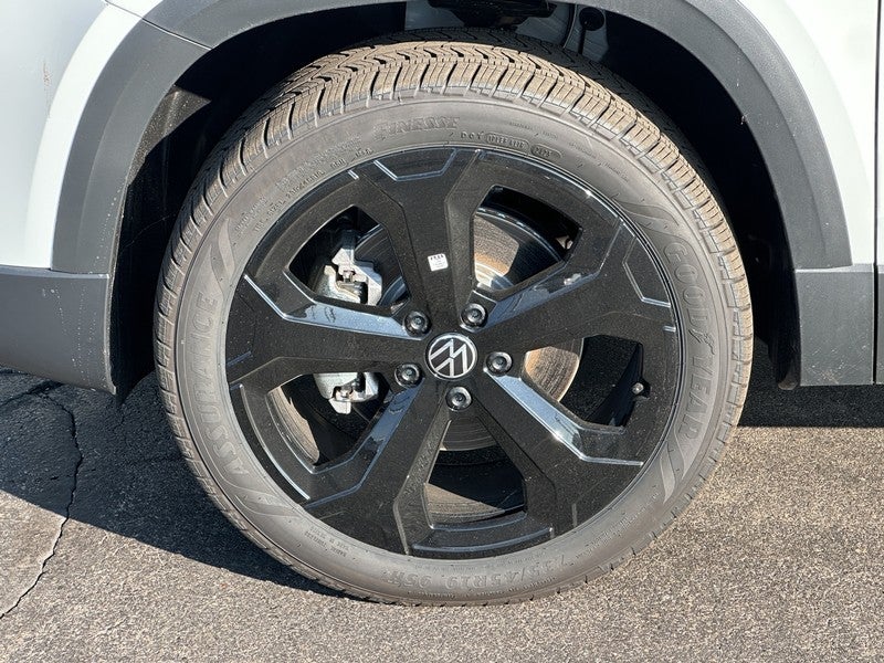 2026 Volkswagen Taos SE Black 4MOTION