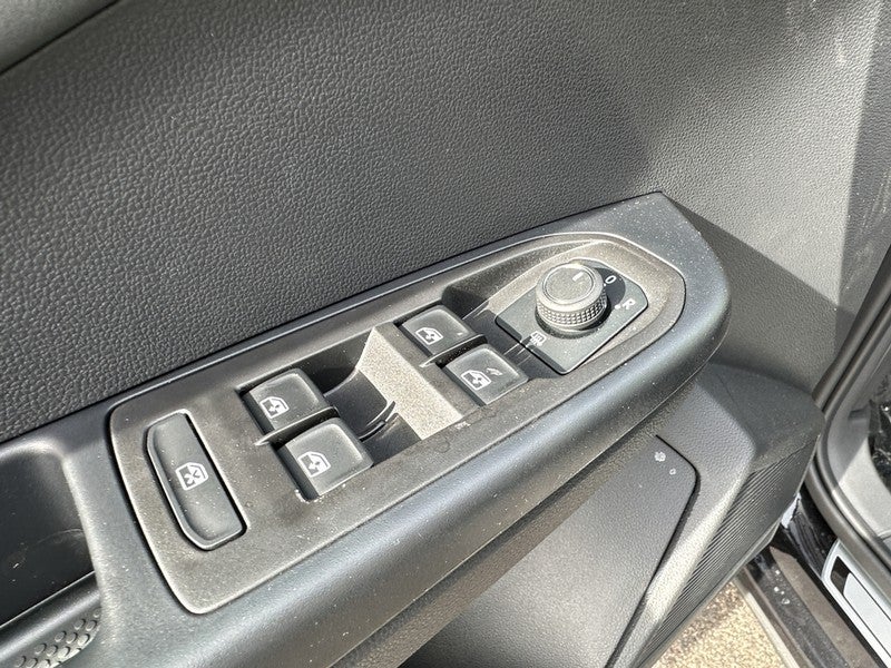 2025 Volkswagen Taos SE Black FWD