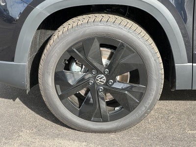 2025 Volkswagen Taos SE Black FWD