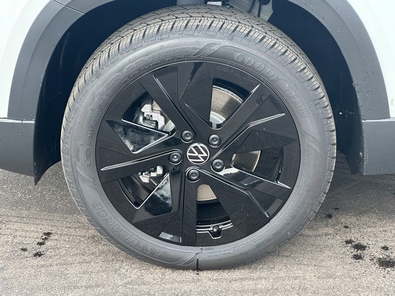 2026 Volkswagen Taos SE Black FWD