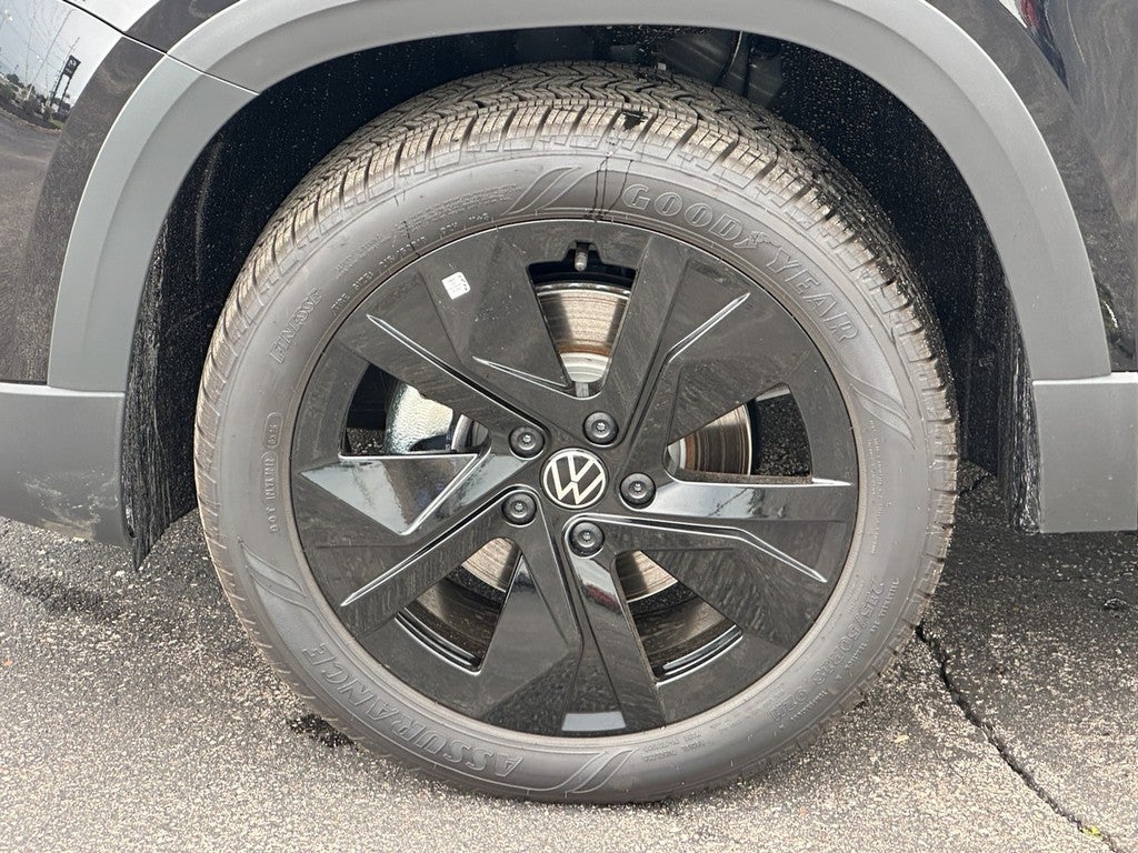 2026 Volkswagen Taos SE Black FWD