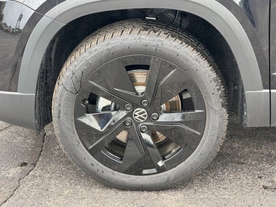 2026 Volkswagen Taos SE Black FWD