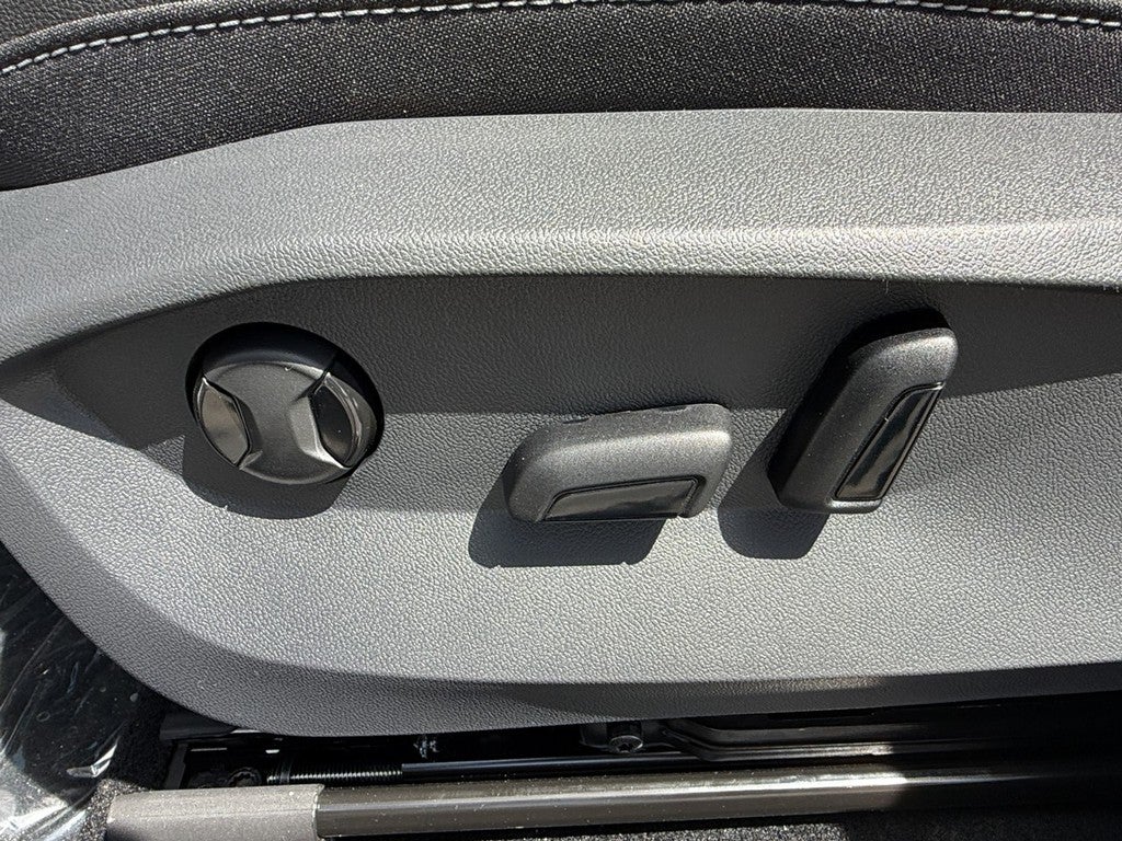 2026 Volkswagen Taos SE Black FWD