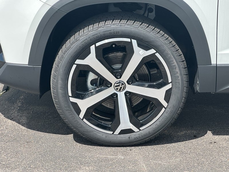 2025 Volkswagen Taos SEL 4MOTION