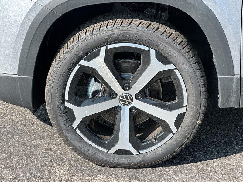 2025 Volkswagen Taos SEL 4MOTION