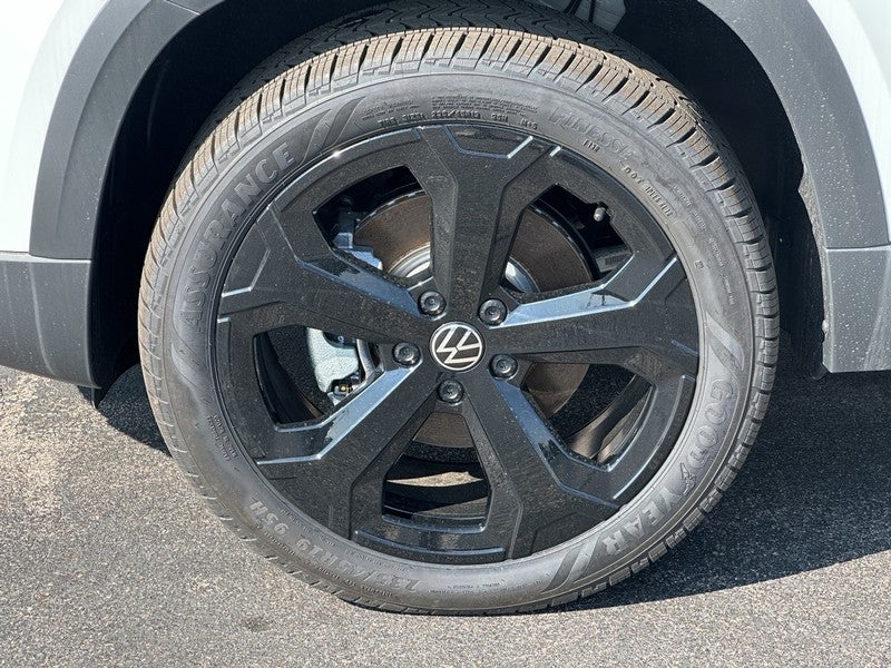 2025 Volkswagen Taos SEL 4MOTION