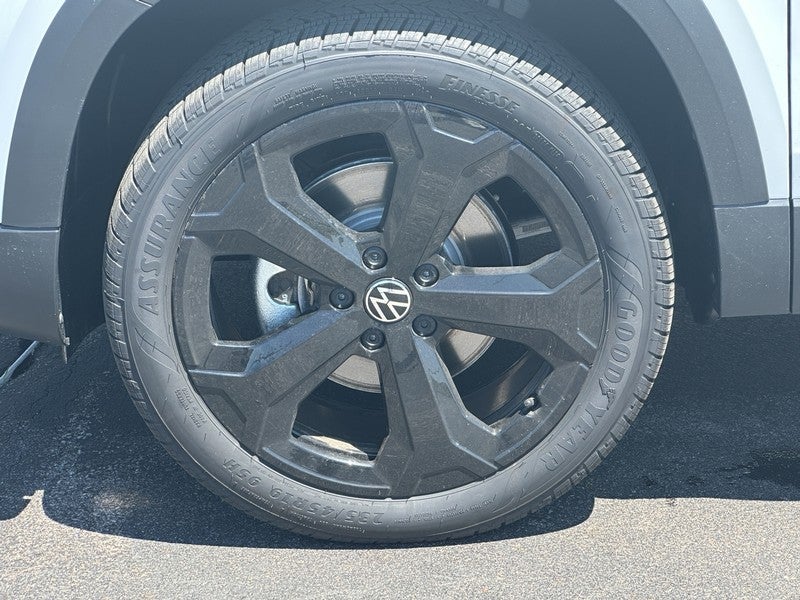 2025 Volkswagen Taos SEL 4MOTION