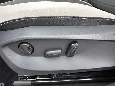 2025 Volkswagen Taos SE FWD