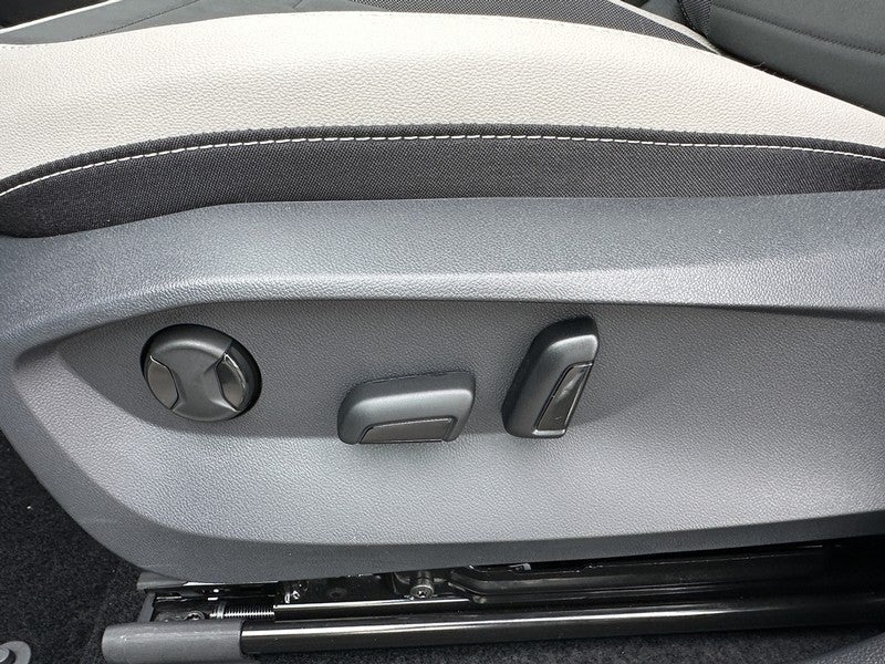 2025 Volkswagen Taos SE FWD