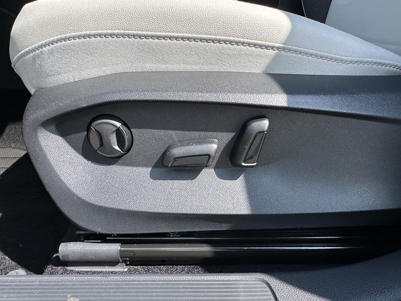 2025 Volkswagen Taos SE FWD