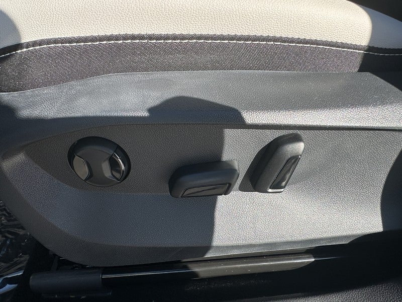 2025 Volkswagen Taos SE 4MOTION