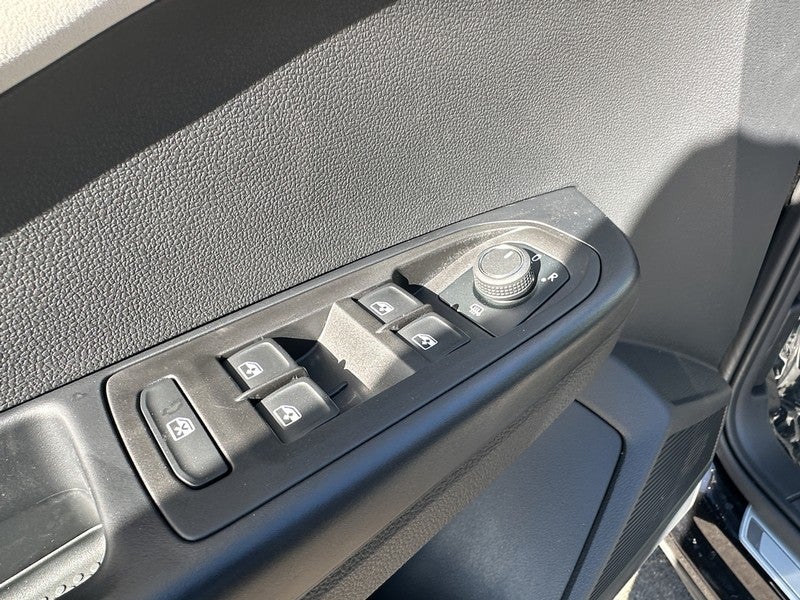 2025 Volkswagen Taos SE 4MOTION