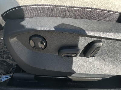 2025 Volkswagen Taos SE 4MOTION