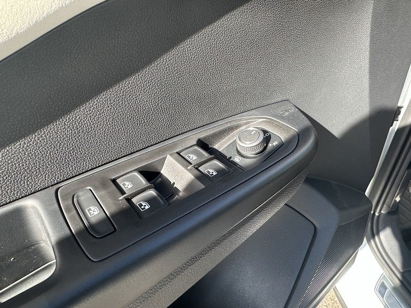 2025 Volkswagen Taos SE 4MOTION