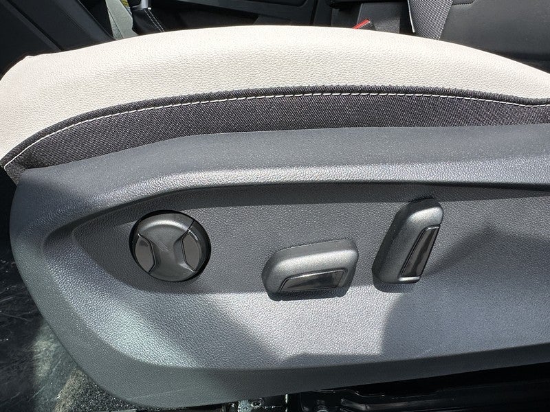 2025 Volkswagen Taos SE 4MOTION