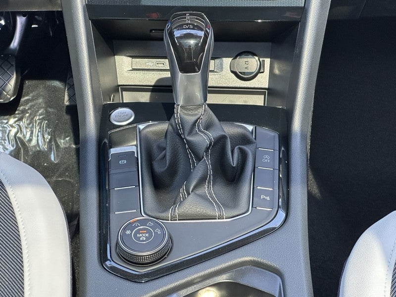 2025 Volkswagen Taos SE 4MOTION