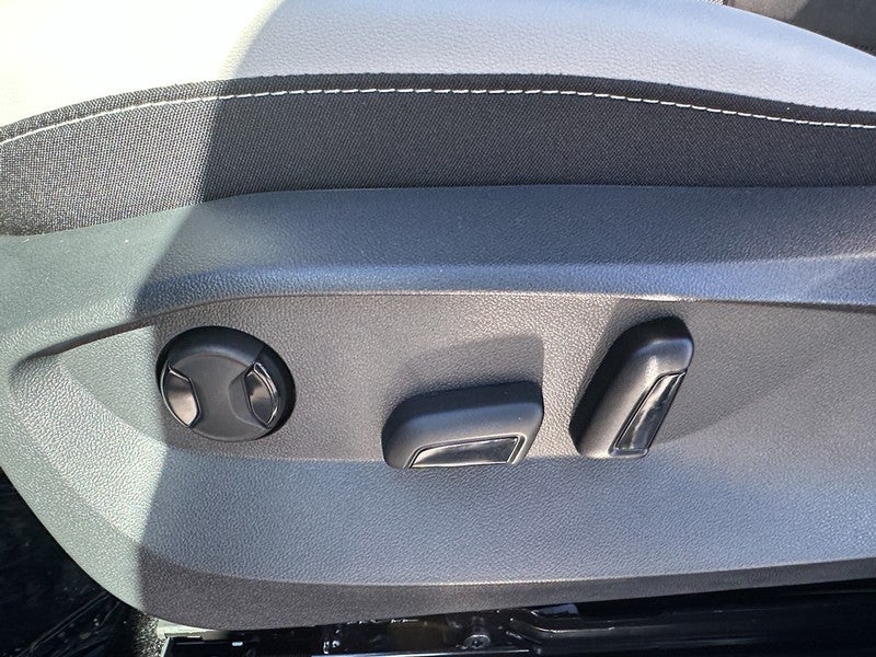 2025 Volkswagen Taos SE 4MOTION