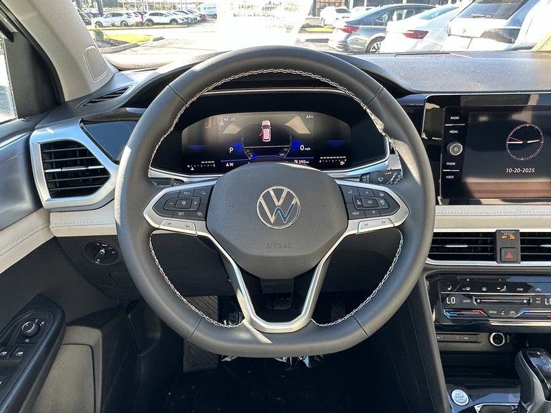 2025 Volkswagen Taos SE 4MOTION