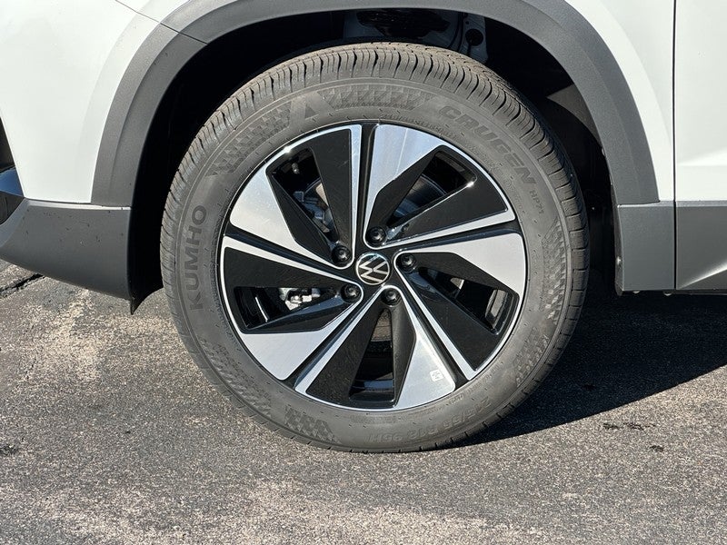 2025 Volkswagen Taos SE 4MOTION