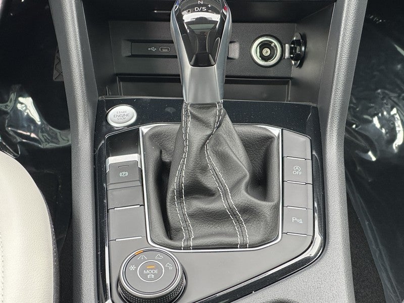 2025 Volkswagen Taos SE 4MOTION