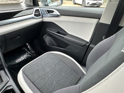 2025 Volkswagen Taos SE 4MOTION