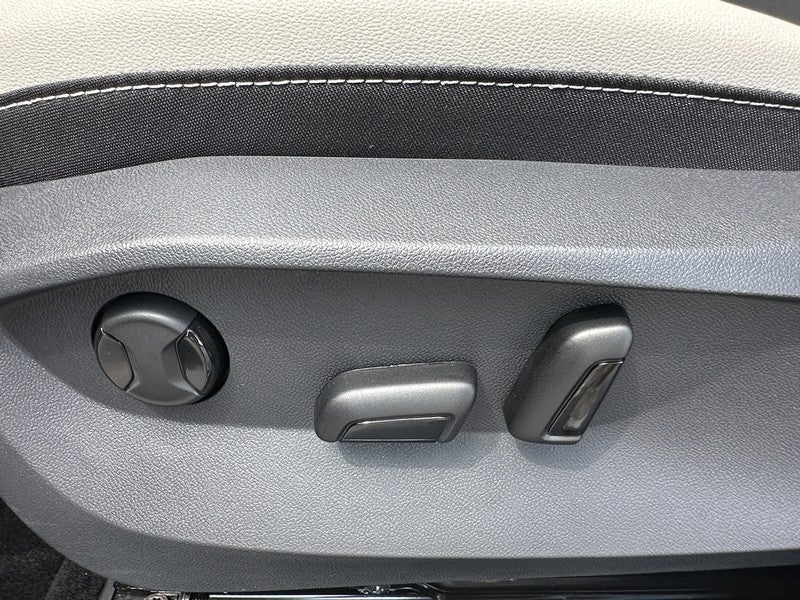 2025 Volkswagen Taos SE 4MOTION