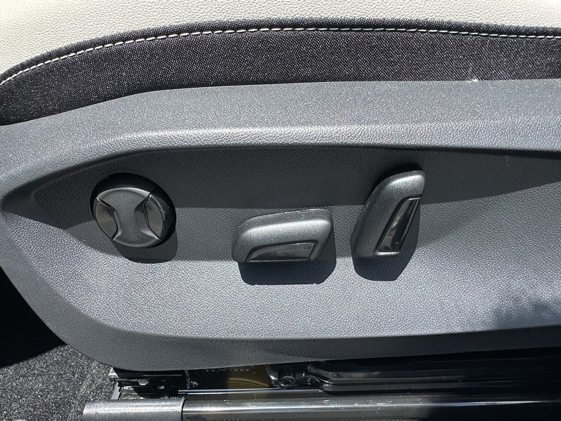 2025 Volkswagen Taos SE 4MOTION