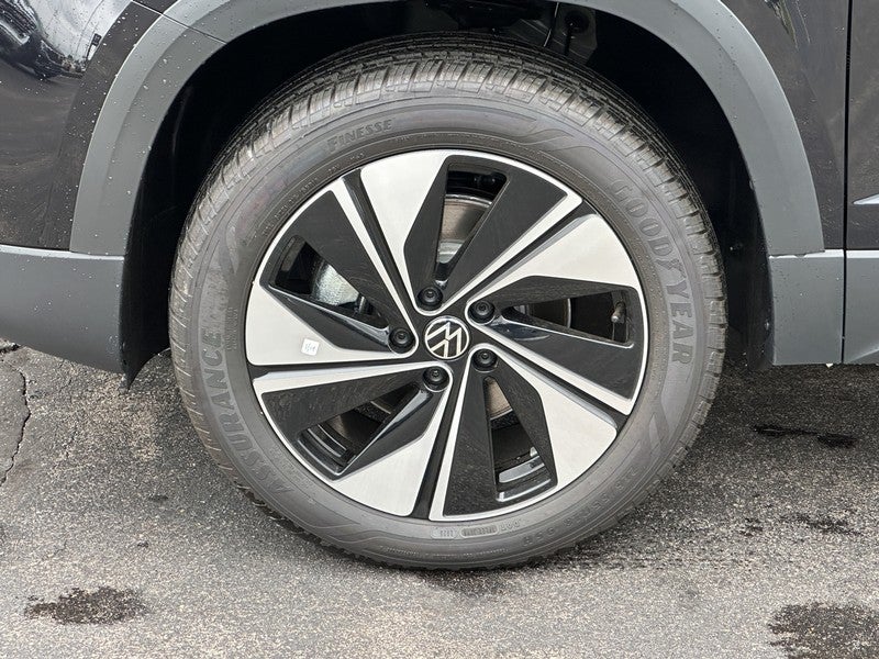 2025 Volkswagen Taos SE 4MOTION