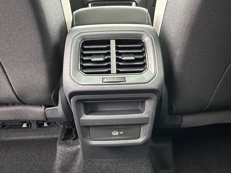 2025 Volkswagen Taos SE 4MOTION