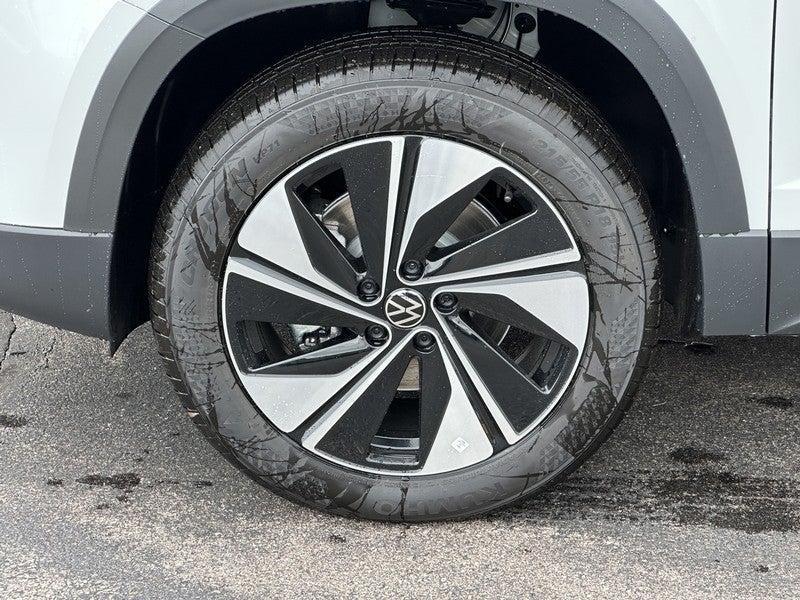2025 Volkswagen Taos SE 4MOTION