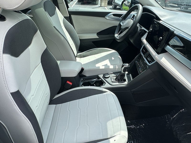 2025 Volkswagen Taos SE 4MOTION