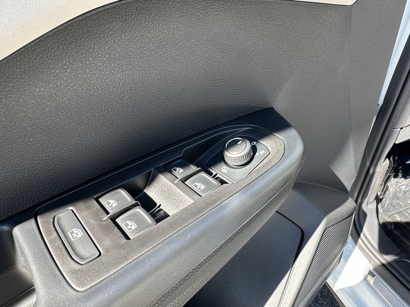 2025 Volkswagen Taos SE 4MOTION