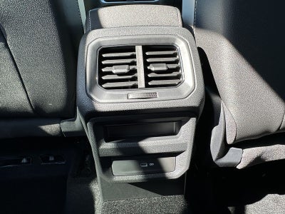 2025 Volkswagen Taos SE 4MOTION