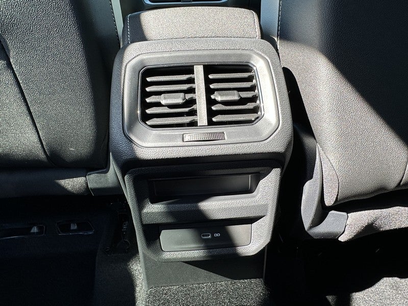 2025 Volkswagen Taos SE 4MOTION