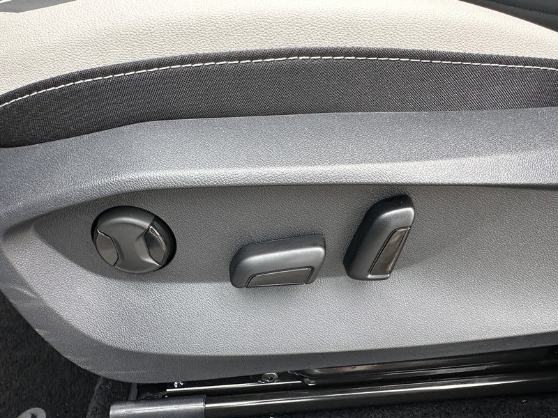 2025 Volkswagen Taos SE 4MOTION