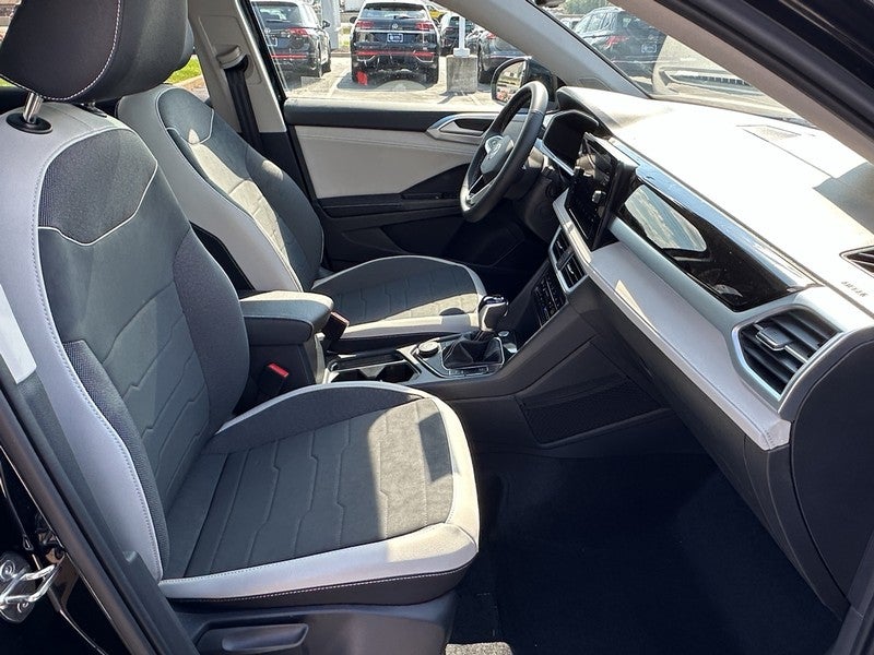 2025 Volkswagen Taos SE 4MOTION