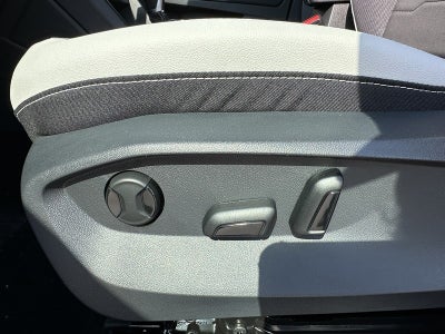 2025 Volkswagen Taos SE 4MOTION