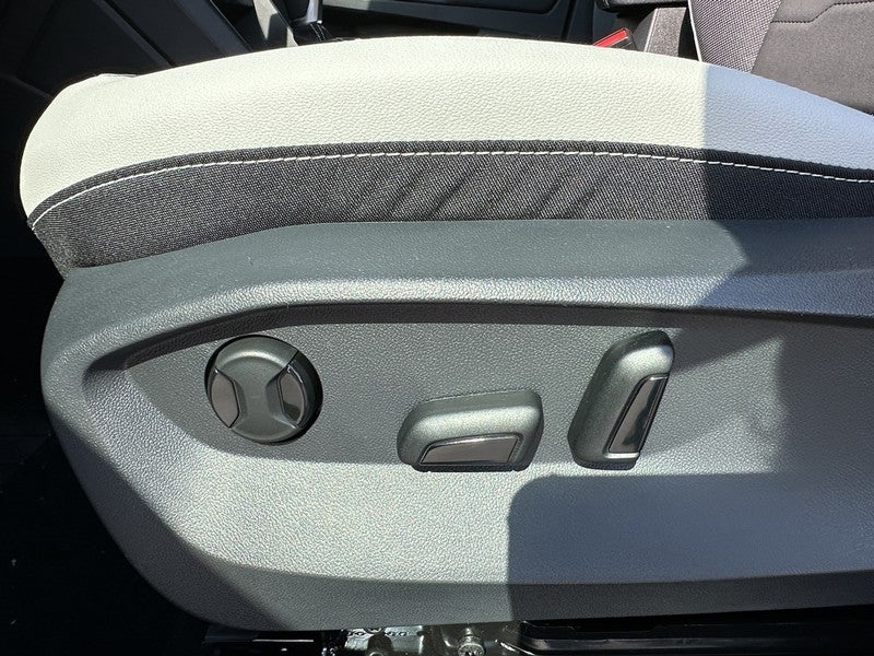 2025 Volkswagen Taos SE 4MOTION