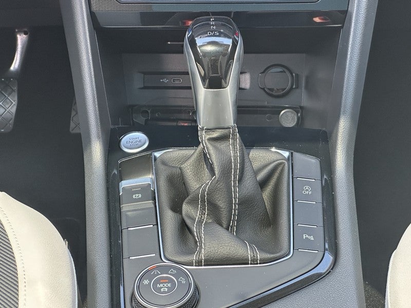 2025 Volkswagen Taos SE 4MOTION