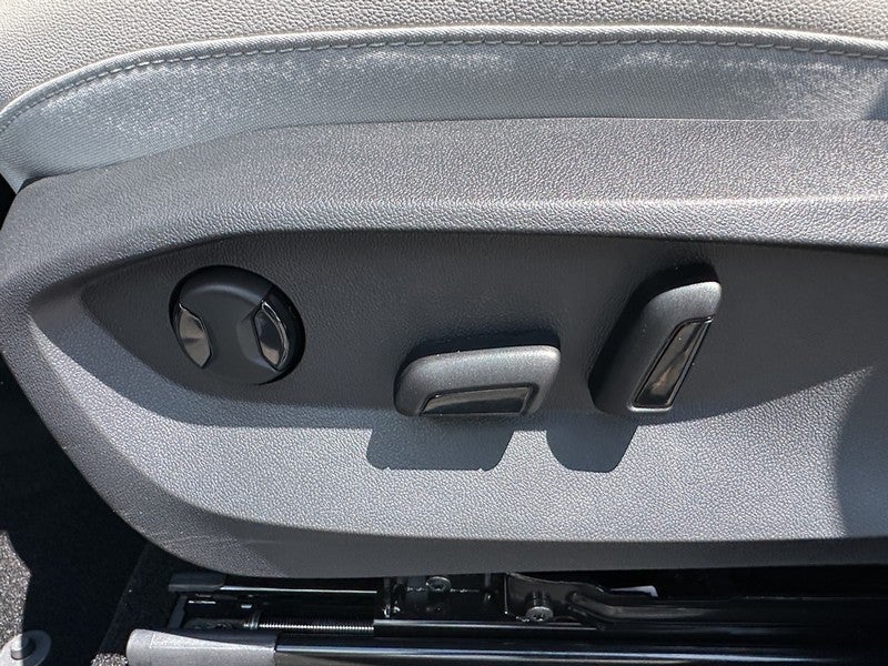 2025 Volkswagen Taos SE 4MOTION