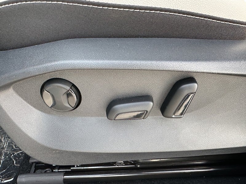 2025 Volkswagen Taos SE 4MOTION