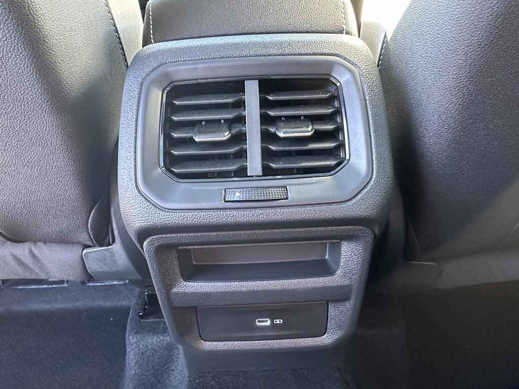 2025 Volkswagen Taos SE 4MOTION