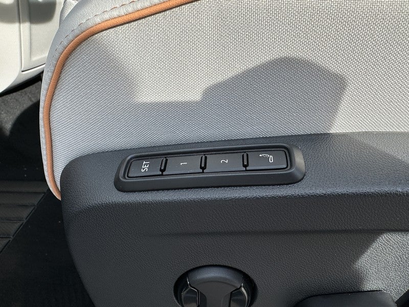 2025 Volkswagen ID. Buzz Pro S Plus 4MOTION w/Two-Tone